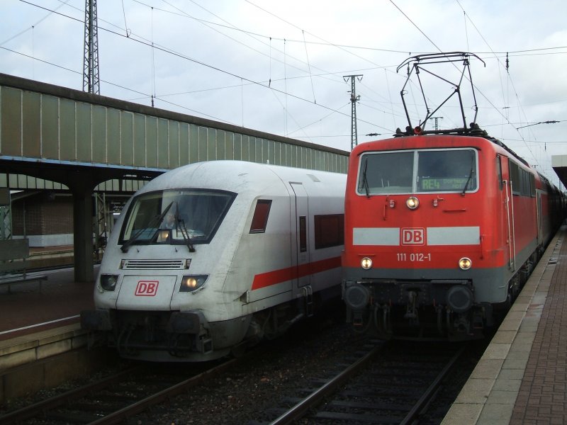 BR 111 012-1 mit RE 4 Dortmund - Aachen , ber Wuppertal,
links der Steuerwagen des Ex - Metropolitan,im Dortmunder Hbf.
(25.11.2007) 