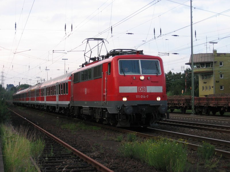 BR 111 014-7 mit Nahverkehrszug

17.08.07,Solingen Hbf