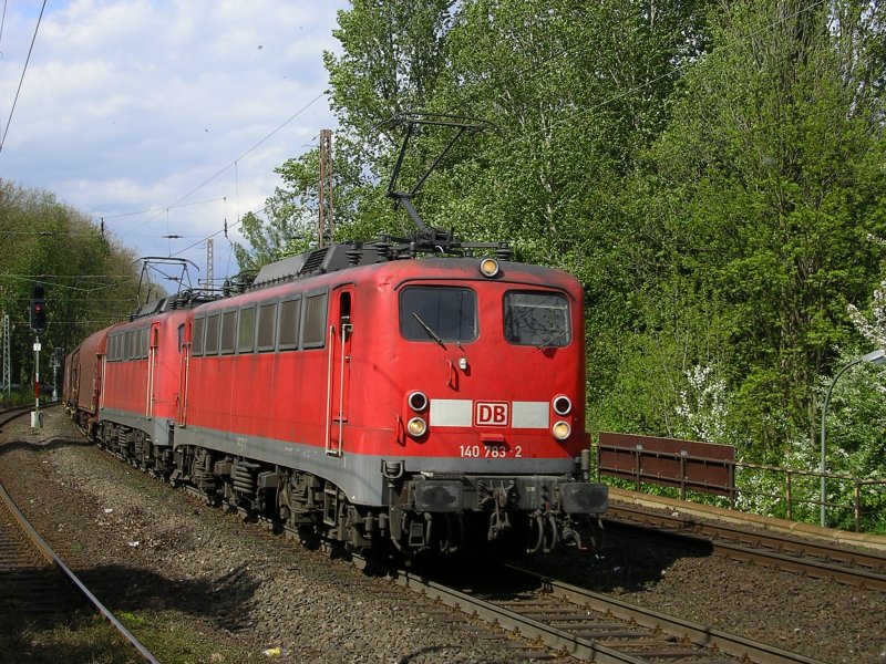 BR 140 783-2 mit Einholmbgel und 140 674 mit Scherenbgel ziehen einen gemischten GZ nach BO Langendreer.(30.04.2008)