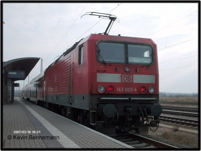 BR 143 002-4 schob an einem Mrz Tag einen RB nach Halle(Saale)Hauptbahnhof.
