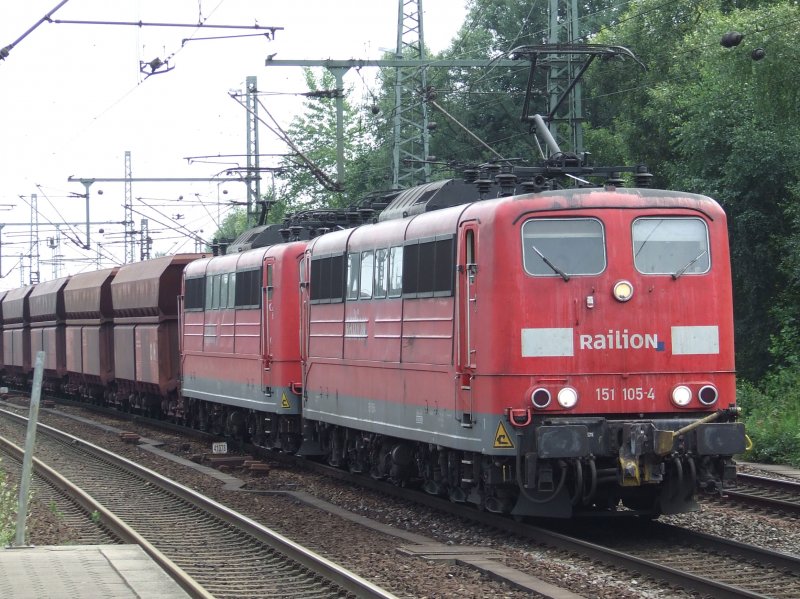 BR 151 105 zieht gemeinsam mit einer weiteren 151 einen Gterzug in Richtung Hafen durch HH-Harburg am 06.08.2008.