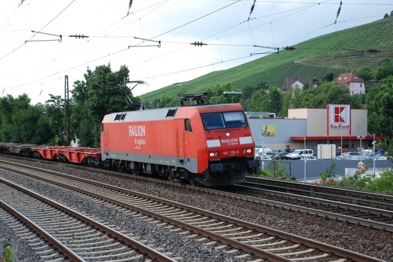 BR 152 126-9 vor einem Mischgterzug jagt mit hohem Tempo in Richtung Plochingen. Der Lokfhrer grsste mit Hilfe seiner Beleuchtung. Gruss zurck.......