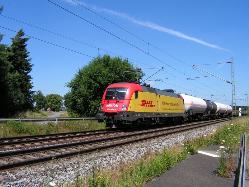 BR 182 009-1 in DHL Werbelackierung. Aufgenommen am 12.7.06 am Wasserwerk Drakenburg KBS 380.