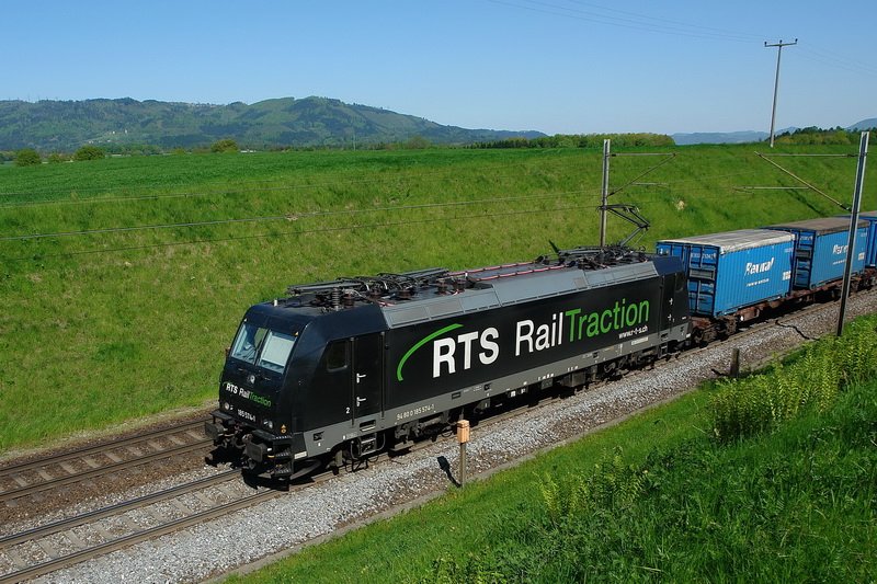 BR 185 574-1, RTS RailTraction. Schweiz-Aargau. Nach dem Foto der blauen  300 000  wollte ich wieder gehen, als diese  Schwarze  aus der Gegenrichtung kam. Die Kamera war zum Glck noch eingeschaltet. 5.5.2008