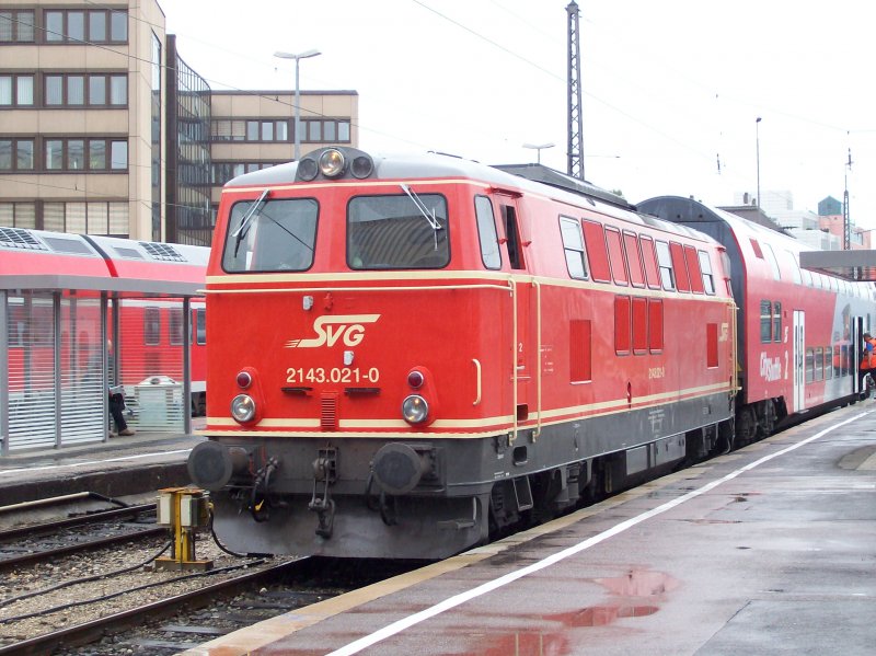 BR 2143.021-0 der SVG mit einem City Shuttle Doppelstockwagen am Holzkirchner Bahnhof in Mnchen. Aufgenommen am 11.08.07.