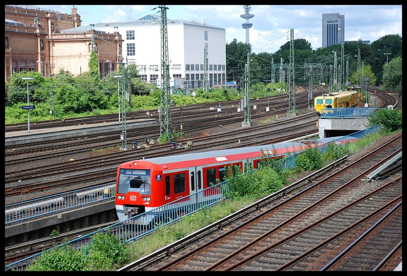 BR 474 Der S-Bahn Hamburg Der Linie S3 Fhrt Aus Dem Citytunnel Nach Neugraben Nchste Station Hauptbahnhof 08.07.07