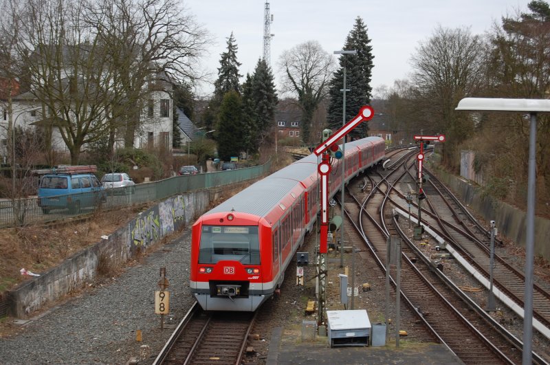 BR 474 verlsst den Bahnhof Blankenese stadteinwrts 31.01.09