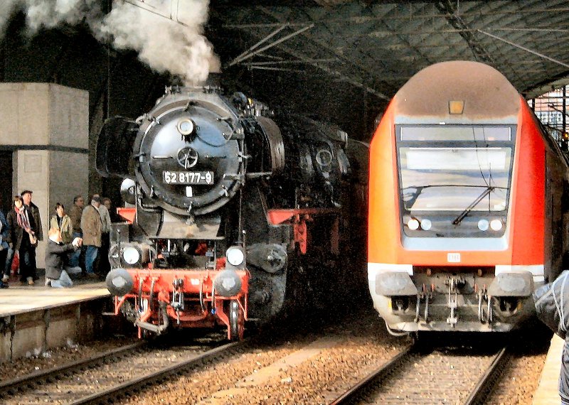 BR 52 vor Sonderzug und Doppelstock-Zug RE (Frontansicht Steuerwagen) in Berlin-Ostbahnhof   2007