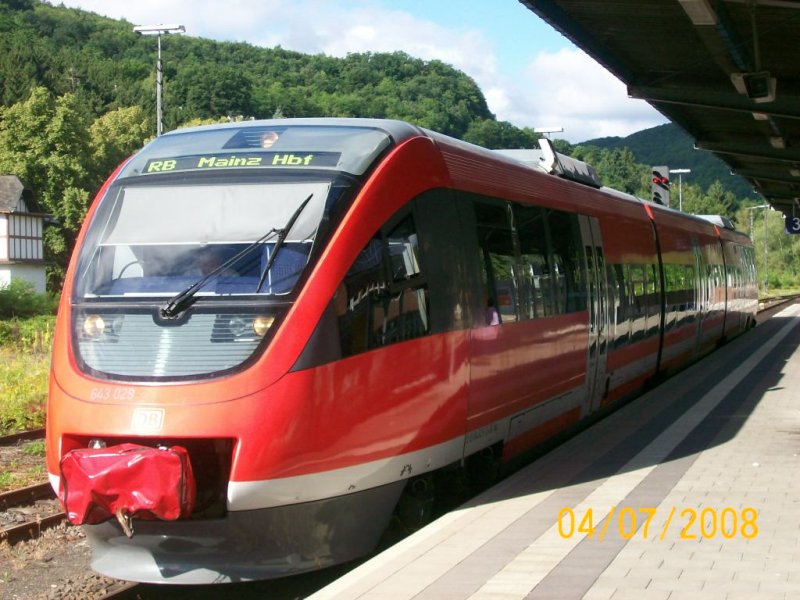 BR 643 nach Mainz HBf an Gleis 3 im Bahnhof Kirn/Nahe.