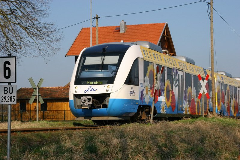 BR 648 vom Ostseelandverkehr mit Triebwagen 706 am Bahnbergang von Holdorf. 03/2007