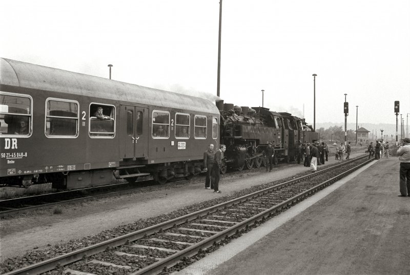 BR 86 in Doppeltraktion vor DMV-Sonderzug mit langen Halberstdtern in Pirna, um 1988