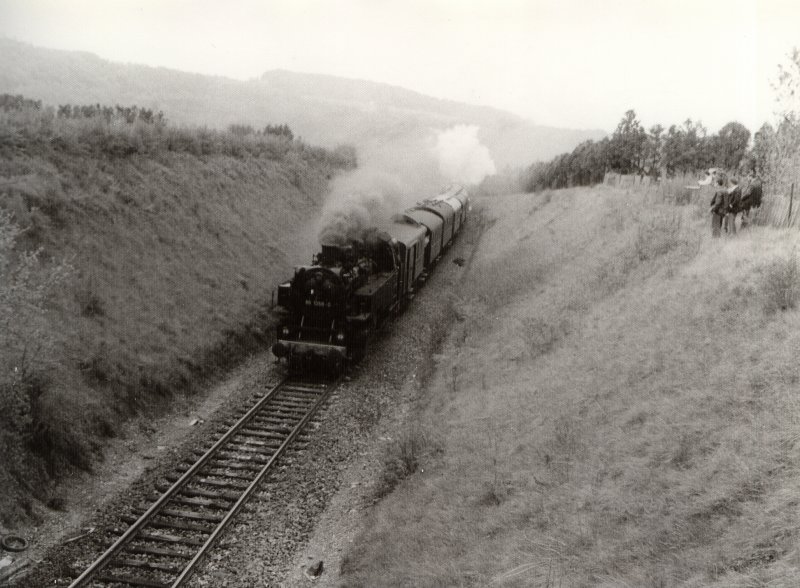 BR 86 mit Personenzug aus alten Wagen hier kurz vor Bad Berka, um 1986