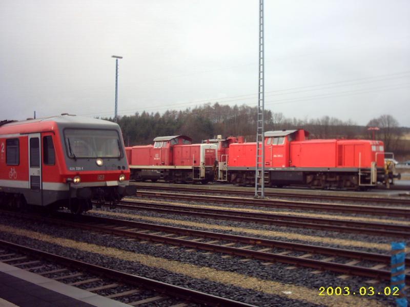 BR 928 als RB Siershahn - Limburg fahrt in Montabaur auf Gleis 5b ein. Im hintergrund sieht man Rangierloks der BR294 bei ihrer Wochenendruhe.