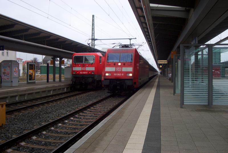 BR101 und BR143 im Rostocker Hbf.