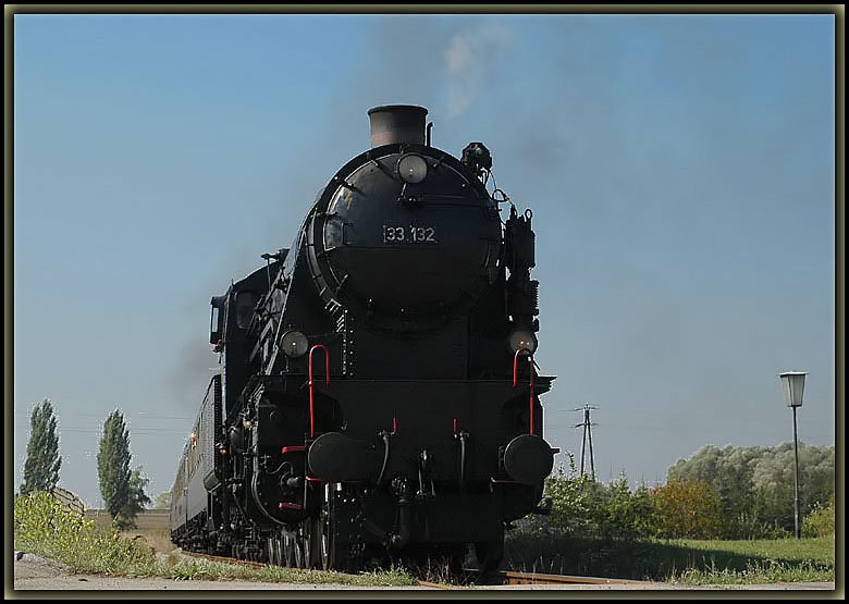 Brenner&Brenner Lok 33.132 (Schublok 77.250) am 22.9.2006 mit dem IGE Dampfsonderzug R 16632 von Wien-Floridsdorf nach Laa a.d. Thaya beim Fotohalt in Albersdorf im Pulkautal.