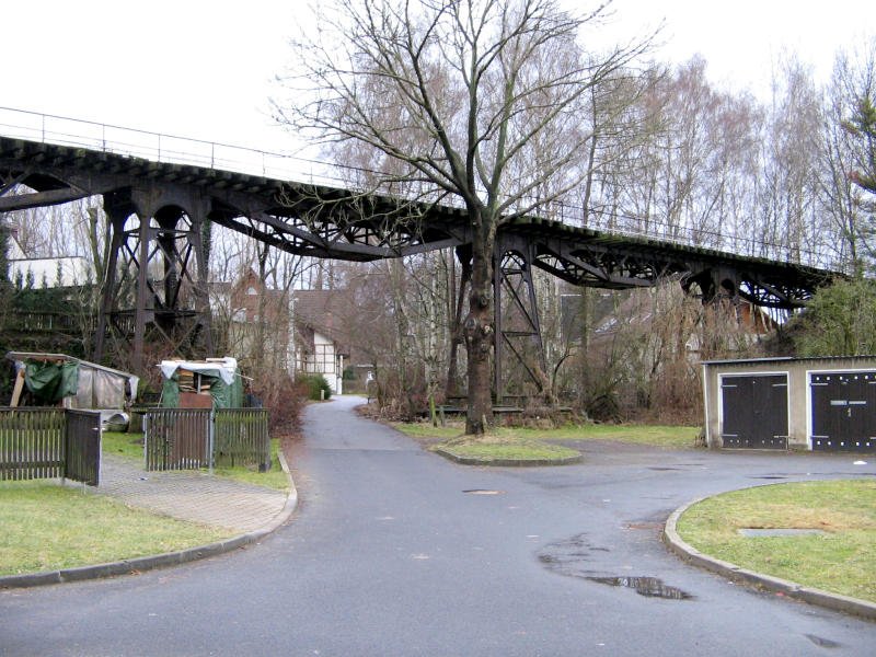 Brcke Erbisdorf der Strecke Brand-Erbisdorf - Langenau am km 1,063. Schon lange fhrt hier kein Zug mehr, aber die Brckenarchitektur ist einzigartig. 20.01.08