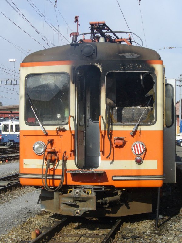 BTI - asm /  Triebwagen Be 4/4 524 in Brand im Eingang und Fhrerstand I - Seite Ins - im Bahnhofsareal von Tuffelen am 05.03.2008