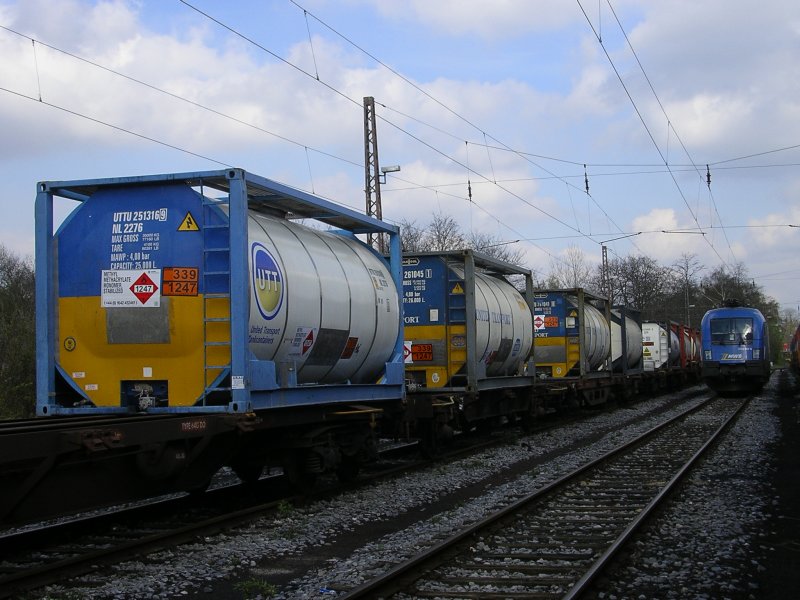 Bunte GZ Wagen,im Hintergrund der MWB 1116 912-5 in Herne Eickel,
(13.04.2008)