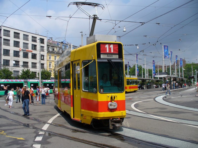 BVB - Gelenktriebwagen bei Ausfahrt von der Haltestelle vor dem SBB Hauptbahnhof in Basel am 09.06.2007