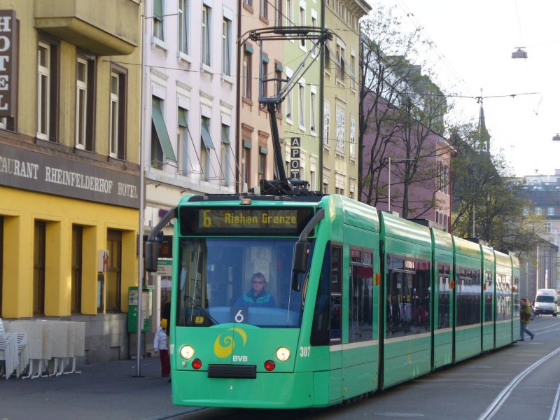 BVB - Triebwagen Combino 307 unterwegs in Basel auf der Linie 6 am 03.11.2007