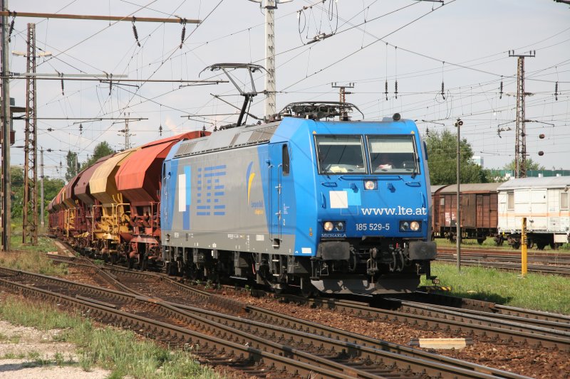 Ca. eine halbe Stunde bevor Andreas Berdan den selben Zug am 31. Juli 2007 in St. Valentin fotografiert hat, ist mir dieses Bild in Wels gelungen. Den Zugschlu mit der 189er => siehe nchste Aufnahme!
