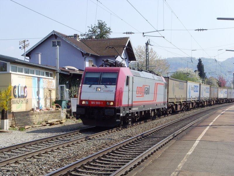 Crossrail 185 593-1 mit dem Ewals Cargo Care Zug am 15.04.09 bei der Durchfahrt in Schallstadt. 