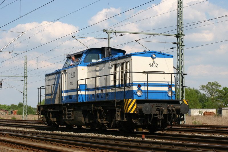 D & D mit der 1402 beim umsetzen im Bf. Hagenow Land. Gleich wird sie den Lneburger Sonderzug zurck nach Lneburg ziehen. 06.05.2007