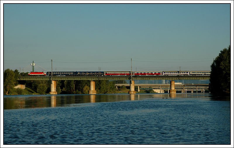 D 203  Chopin  aus Warschau (Warszawa Wschodnia) mit Kurswagen aus Dresden und Moskau, am frhen Morgen des 26.8.2007 bei der Querung der Neuen Donau in der Wiener Lobau kurz vor dem Zielbahnhof Wien Sd-Ostseite.  