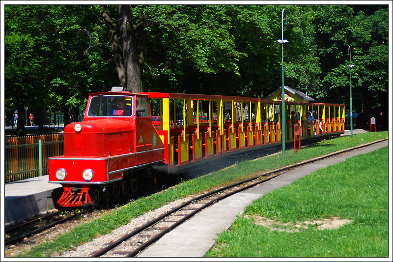 D2 der wiener Liliputbahn, Baujahr 1961 (Umbau aus Dampflok Da3), Achsfolge: 2'C1', Hersteller: Schreiner & Shne, Wien, aufgenommen am 14.6.2009 bei der Ausfahrt aus der Haltestelle Rotunde Richtung Ernst-Happel-Stadion.