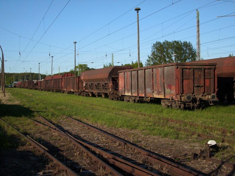 Da der Bahnhof Bergen/Rgen noch gengend Gtergleise hat, die noch nicht gesperrt sind,wurde am 13.Mai 2009 ein zweiter Gterzug mit verschiedenen Wagen abgestellt.Auch hier habe ich auf dem Wagenzettel und den Seitenwnde gelesen das der Grenteils der Wagen z-gestellt ist.Wie lange jetzt die Wagen in Bergen/Rgen abgestellt bleiben ist ungewi.