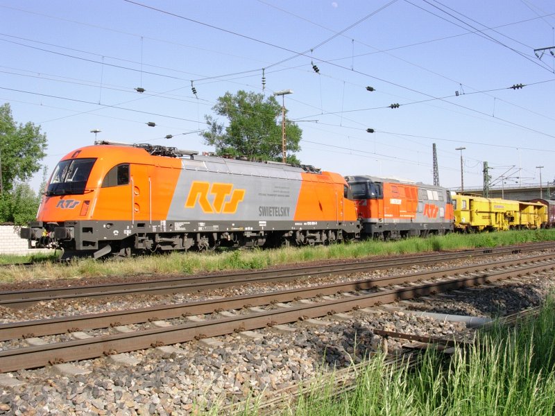 Da kamen sie aus dem hintersten Winkel, wollte schon wieder fahren, aber das  rot  kam mir komisch vor. Ein Arbeitszug von RTS (Rail Transport Service GmbH)Swietelsky mit 1216 901-9 und 2143.005-3 am 14.05.08 im Regensburg sehr schn sauber und strahlend.