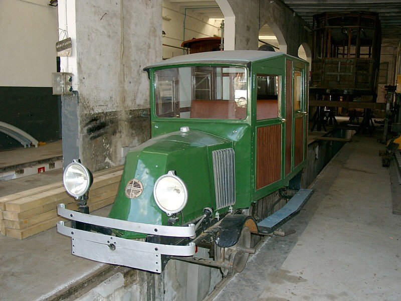 Da mchte man am liebsten gleich einsteigen und los fahren! Am 01.10.2005 steht im Lokschuppen von Sller dieser schne Renault.