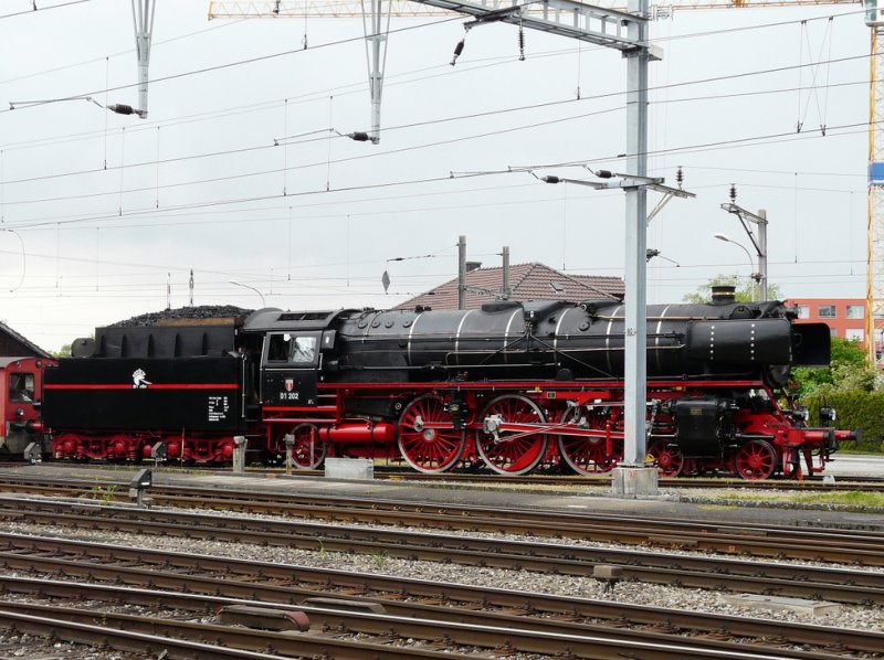  Dampflok 01 202 vor dem Lokschuppen in Lyss bei wartungsarbeiten am 04.05.2009