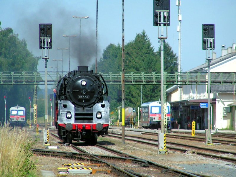 Dampflok 01 533  kehrt von der  25-jhrigen Jubilum der IGE Hersbruck (30.06.07)zurck;  Durchfahrt  Bhf. RIED i.I., 070701