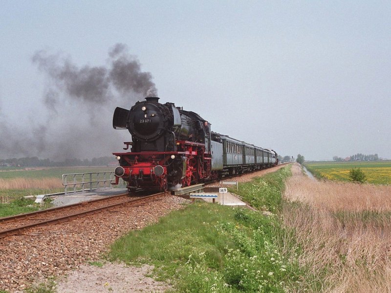 Dampfloks 23 071 und 50 3654 (hinter) der Veluwse Stoomtrein Maatschappij (VSM) mit einem Sonderfahrt Sneek-Stavoren durch Friesland bei Workum am 7-5-2006.