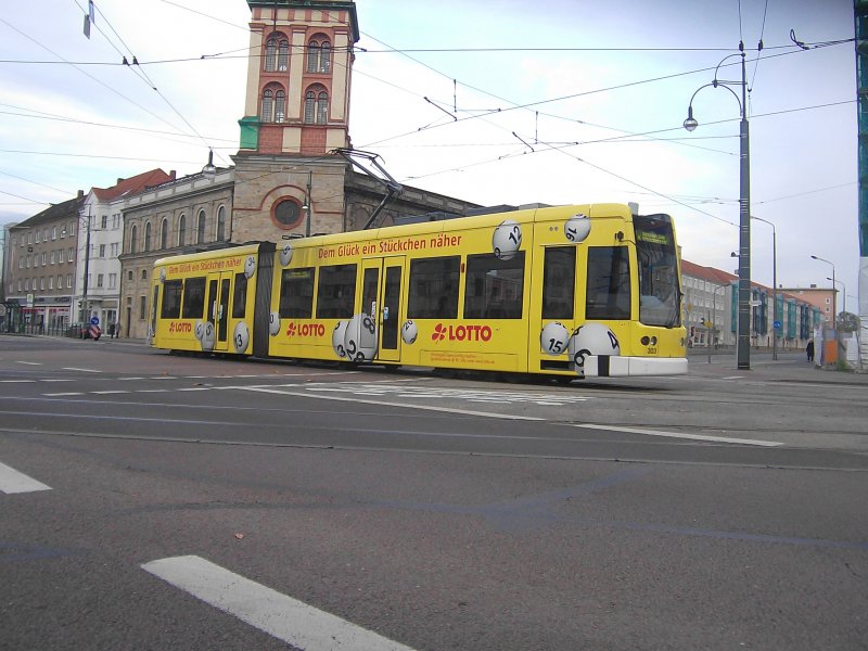 Dank eines falsch abbiegenden Autos konnte ich die 303 am Museum etwas aus der Nhe fotografieren. Sonst vermiesen die Autofahrer einem ja das Bild.