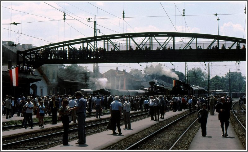 Das 75 Jahr Jubilum der Bregenzerwaldbahn lockte hunderte von Schaulustigen auf den Bahnhof Bregenz. Drei Dampflokomotiven befanden sich gleichzeitig dort. Castle Caereinion Nr.4 der Zillertalbahn, Eb 3/5 der Bodensee Toggenburg Bahn und eine Dampflok der Montafonerbahn. (Archiv H.Graf Juni 1977)