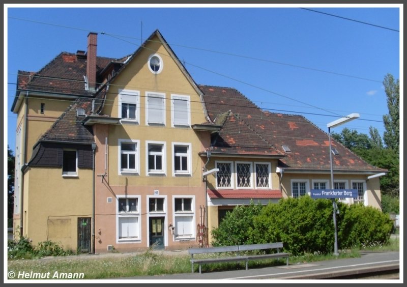 Das ehemalige Bahnhofsgebude des Bahnhofes Frankfurt am Main-Bonames, der im Jahre 1986 aufgrund der Lage an der Grenze der Stadtteile Bonames und Frankfurter Berg und wegen der bereits bestehenden U-Bahn-Station Bonames in Frankfurt am Main-Frankfurter Berg umbenannt wurde, befindet sich in Privatbesitz, ist daher noch gut erhalten, wie diese Aufnahme vom 29.06.2008 zeigt.