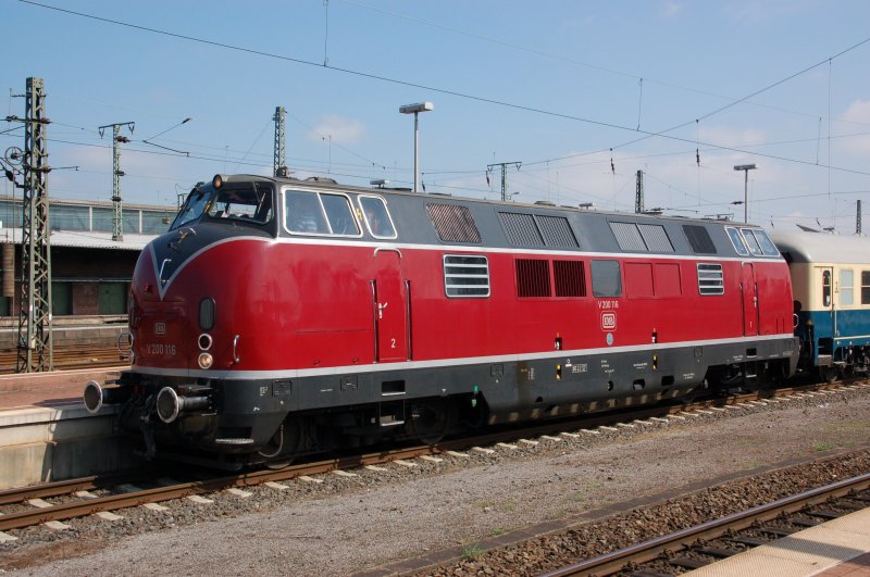 Das Paradepferd der 60-er Jahre - die V 200 - hier Diesellok V 200 116 am 11.08.2007 im Dortmunder Hauptbahnhof. Die Lok zog den Sonderzug zu  Rhein in Flammen  von Dortmund bis nach Oberhausen, wo die Dampflok 41 360 die Wagen bernimmt und bis nach Linz (Koblenz) fhrt. 