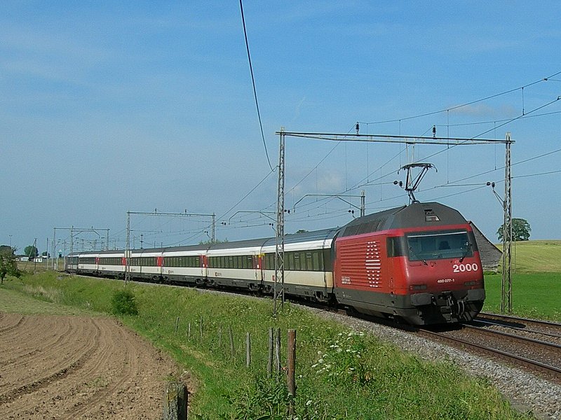 Das schne an den alten, filigranen Fahrleitungsmasten: Sie sind kaum zu sehen. Bei Chnens ein IC Luzern - Genve am 19. Juni 2008.