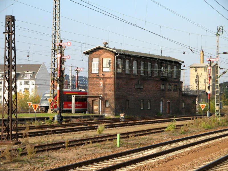 Das Stellwerk 3 des Hbf Chemnitz, dahinter schleicht sich ein DESIRO durchs Bild, 16.10.07