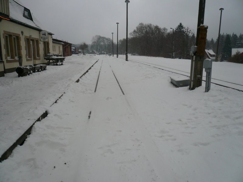 Das verschneite Gleis 1 des Bahnhofs Elend am 1.2.2009