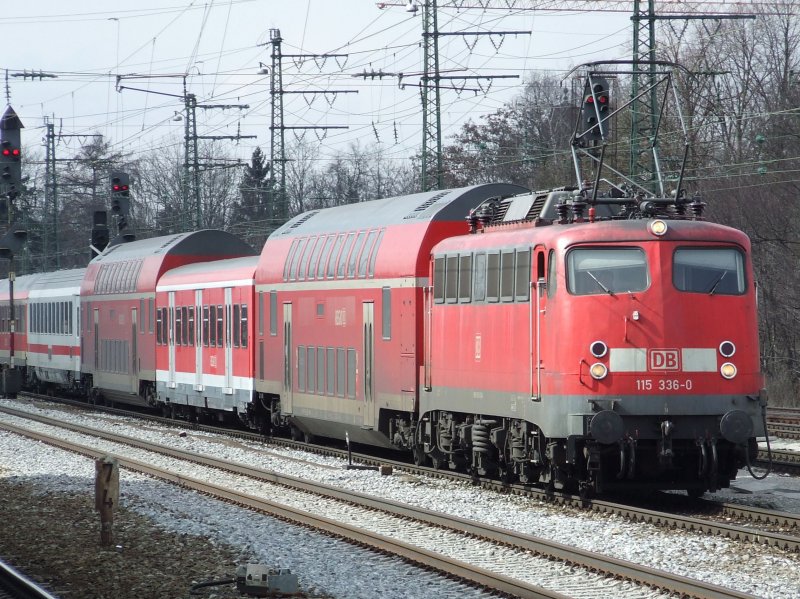 DB 115 336 mit einem wilden MixZug am 20.03.2009 in Mnchen-Pasing.