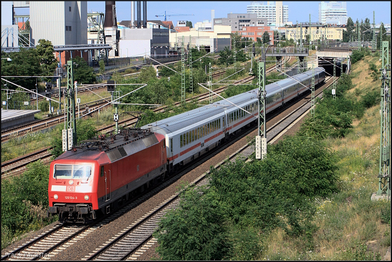 DB 120 124-3 mit einem IC aus einer luftigen Perspektive. (Berlin Westhafen, 05.07.2009)