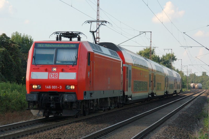 DB 146 001-3 als RE2 mit Ziel Mnchengladbach am 24.08.2007 in Recklinghausen am Bahnbergang Brster Weg.