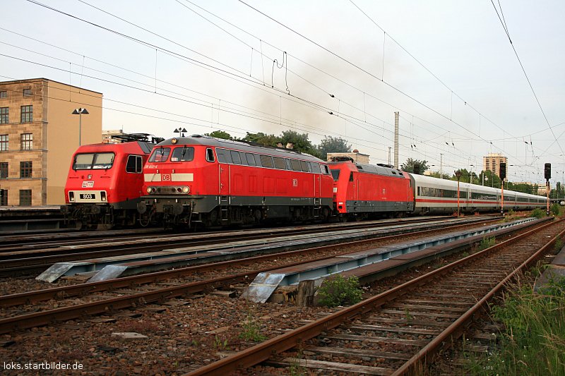 DB 218 832-4 (9280 1 218 832-4 D-DB) und 101 126 kalt mit ex MET-Garnitur als 43450 ins Talgo-Werk an der Warschauer Str (Berlin Greifswalder Str, 08.06.2009).