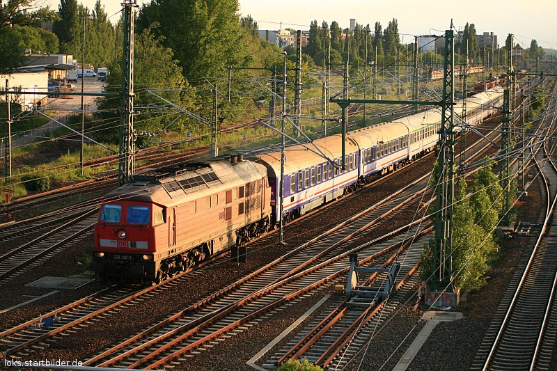DB 232 122-2 mit einem Zug aus Polen Richtung Gesundbrunnen (Berlin Westhafen, 05.06.2009).