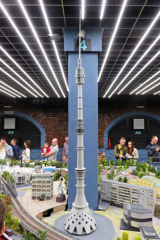 Deckenhoch Der Moskauer Fernsehturm Ostankino Auf Der Modellbahn Grand Maket Rossia St Bahnbilder De