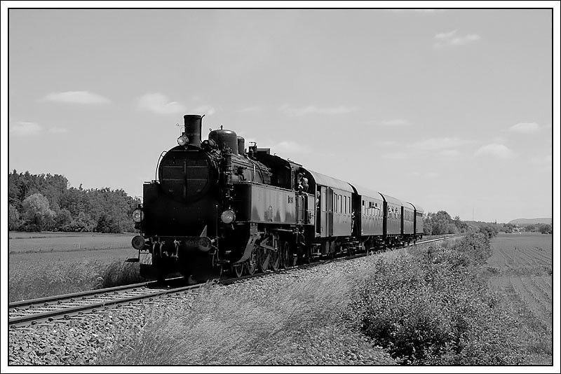 Den zweiten Plandampfzug am 18.5.2007, R 8441 von Graz nach Kflach  bespannte 629.01 (Sdbahn 629.01, BB 629.101, DRB 77 266, StB 77.266, BB 77.66, BB Vz 0 1089) vom Heizhaus Strasshof. Die Aufnahme zeigt den Zug zwischen Schadendorf und Sding-Mooskirchen.