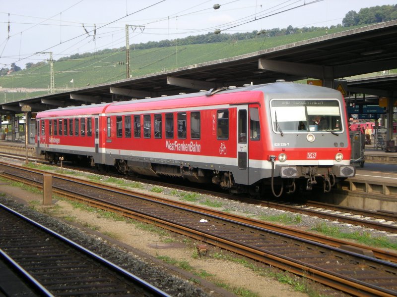 Der 628 229-7 wartet am 15.09.2008 auf seinen nchsten Einsatz als RB nach Bad Mergentheim in Wrzburg HBF. 